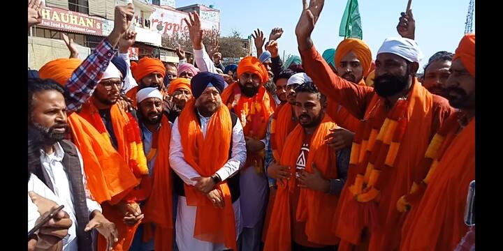 ਇਨ੍ਹਾਂ 11 ਕਿਸਾਨਾਂ ਦੇ ਮੋਗਾ ਪਹੁੰਚਣ ਤੇ ਜ਼ਿਲ੍ਹਾ ਮੋਗਾ ਸ਼੍ਰੋਮਣੀ ਅਕਾਲੀ ਦਲ ਵੱਲੋਂ  ਭਰਵਾਂ ਸਵਾਗਤ ਕੀਤਾ ਗਿਆ।