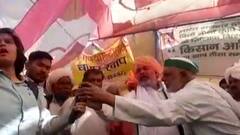 Rakesh Tikait fails to answer a youth suffering due to farmers protest