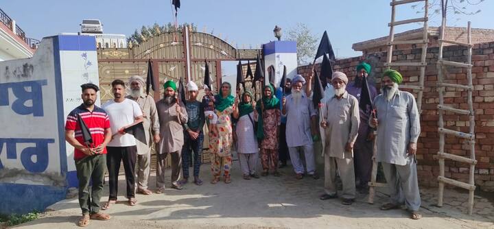 ਜਗਮੋਹਨ ਸਿੰਘ ਪਟਿਆਲਾ ਨੇ ਕਿਹਾ ਕਿ ਪੰਜਾਬ ਅਤੇ ਦਿੱਲੀ 'ਚ ਚਲਦੇ ਕਿਸਾਨ-ਮੋਰਚਿਆਂ 'ਚ 8 ਮਾਰਚ ਨੂੰ ਕਿਸਾਨ-ਔਰਤਾਂ 'ਕੌਮਾਂਤਰੀ ਔਰਤ ਦਿਵਸ' ਮੌਕੇ ਵੱਡੀ ਗਿਣਤੀ 'ਚ ਸ਼ਮੂਲੀਅਤ ਕਰਦਿਆਂ ਕੇਂਦਰ-ਸਰਕਾਰ ਖ਼ਿਲਾਫ਼ ਰੋਸ-ਪ੍ਰਗਟਾਵਾ ਕਰਨਗੀਆਂ।