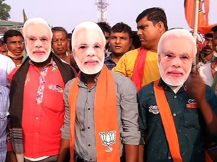 ব্রিগেড সমাবেশকে বর্ণময় করে তোলার চেষ্টা। মোদির মুখোশ পরে প্রস্তুত বিজেপি কর্মী-সমর্থকরা। মুখে ভারতমাতা কি জয় ধ্বনি।