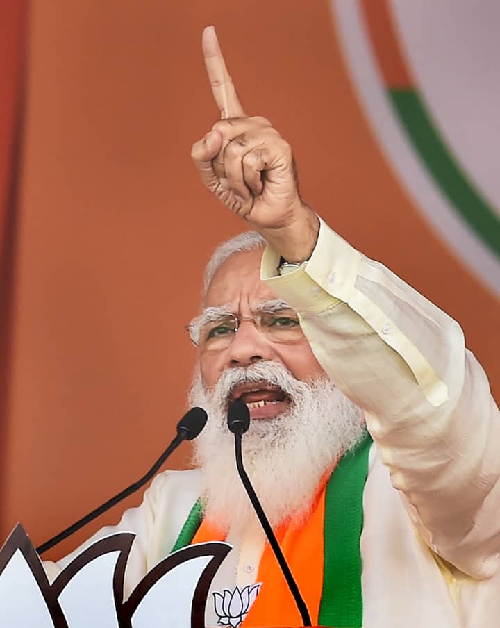 'বাংলার লক্ষ লক্ষ ভাইপো-ভাইঝির আশাপূরণ না করে নিজের ভাইপোর শুধু উন্নতি কেন করলেন? কংগ্রেসের পরিবারতন্ত্রের পথেই আপনি কেন হাঁটলেন,' ঝাঁঝালো সুরে বলেছেন মোদি।