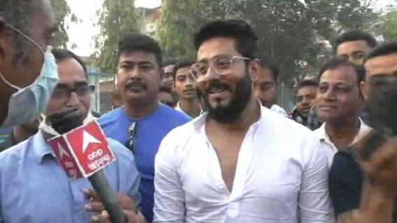 West Bengal Election 2021: ব্যাট হাতে রাজ, বল করলেন স্থানীয় তৃণমূল নেতা, বারাকপুরে মেলবন্ধনের বার্তা