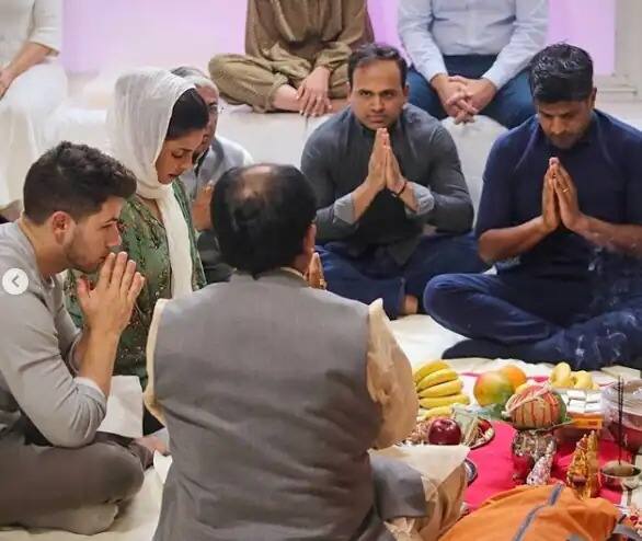 স্বামী নিক জোনাস সহ পরিবারের অন্য সদস্যদের সঙ্গে পুজোয় অংশ নেন প্রিয়ঙ্কা।