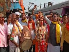 BJP Brigade Rally: মোদির মুখোশ থেকে গোপাল ভাঁড়ের সাজ, ঢোল-তাসা পার্টি-মোদির সমাবেশে রঙিন ব্রিগেড