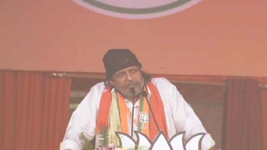 King of Bengali film dialogues, Mithun Chakraborty wows BJP's Brigade crowd  with punchlines, calls himself Cobra