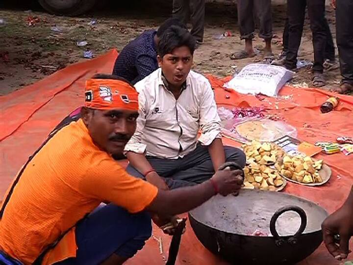দূর-দূরান্তের জেলা থেকে ট্রেনে-বাসে করে আসতে শুরু করেছেন বিজেপি কর্মী-সমর্থকরা। ময়দানের ধার দিয়ে উনুন জ্বালিয়ে চলছে রান্না। মেনুতে রয়েছে ভাত-বাঁধকপির তরকারি, এমনকী মাংসও।