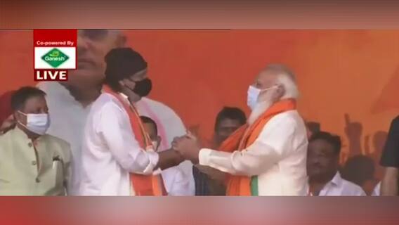 Modi’s Brigade Rally: ব্রিগেড-মঞ্চে মোদি, উত্তরীয় পরিয়ে স্বাগত জানালেন মিঠুন