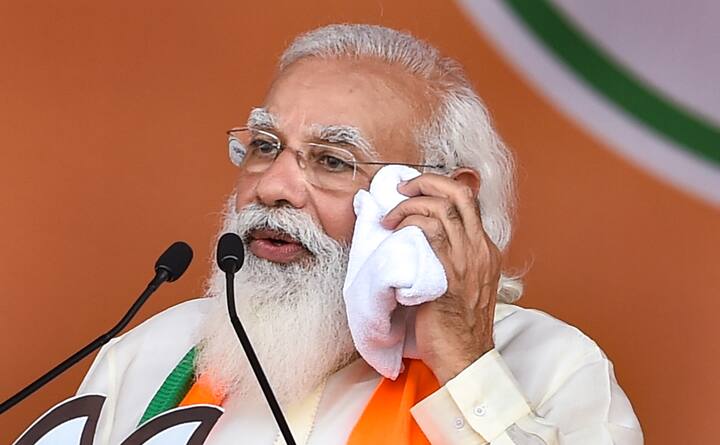 ব্রিগেডে আক্রমণাত্মক মেজাজে প্রধানমন্ত্রী নরেন্দ্র মোদি। মমতাকে কটাক্ষ করে মোদি বলেছেন, 'রাগের মাথায় আমায় কখনও রাবণ, দানব, দৈত্য, গুণ্ডা বলছেন। দিদি এত রাগ কেন? কথায় কথায় গালাগাল, এত রাগ কেন দিদি?’