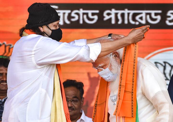 ব্রিগেড মঞ্চে নরেন্দ্র মোদিকে উত্তরীয় পরালেন মিঠুন চক্রবর্তী। অভিনেতা জানান, তৃণমূলে যোগ দেওয়ার সিদ্ধান্ত ভুল ছিল।