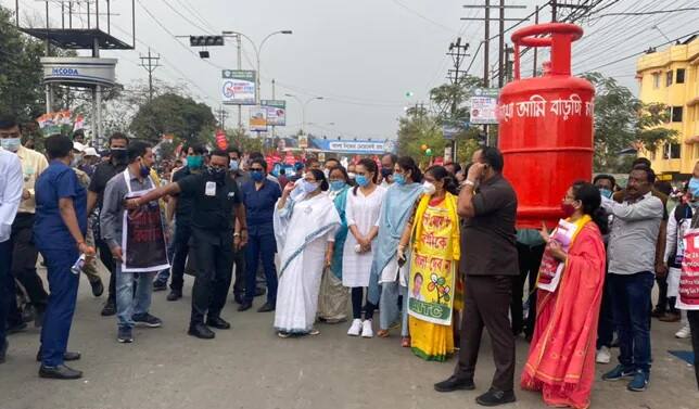 ਮੋਦੀ ਦੀ ਬੰਗਾਲ 'ਚ ਰੈਲੀ ਵੇਲੇ ਹੀ ਮਮਤਾ ਬੈਨਰਜੀ ਨੇ ਵਿਖਾ ਦਿੱਤੀ ਆਪਣੀ ਤਾਕਤ Mamta Banerjee Protest PM Narendra Modi rally in West bengal ਮੋਦੀ ਦੀ ਬੰਗਾਲ 'ਚ ਰੈਲੀ ਵੇਲੇ ਹੀ ਮਮਤਾ ਬੈਨਰਜੀ ਨੇ ਵਿਖਾ ਦਿੱਤੀ ਆਪਣੀ ਤਾਕਤ