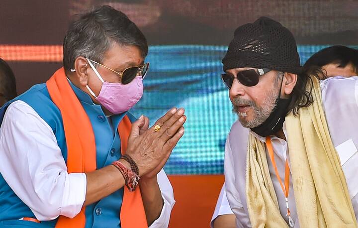 সেখানেই নরেন্দ্র মোদি তাঁকে বলেন, ১২ মার্চ থেকে গান্ধীজি ডান্ডি অভিযান শুরু করেছিলেন। আপনি ১২ মার্চ থেকে প্রচারে নামুন।