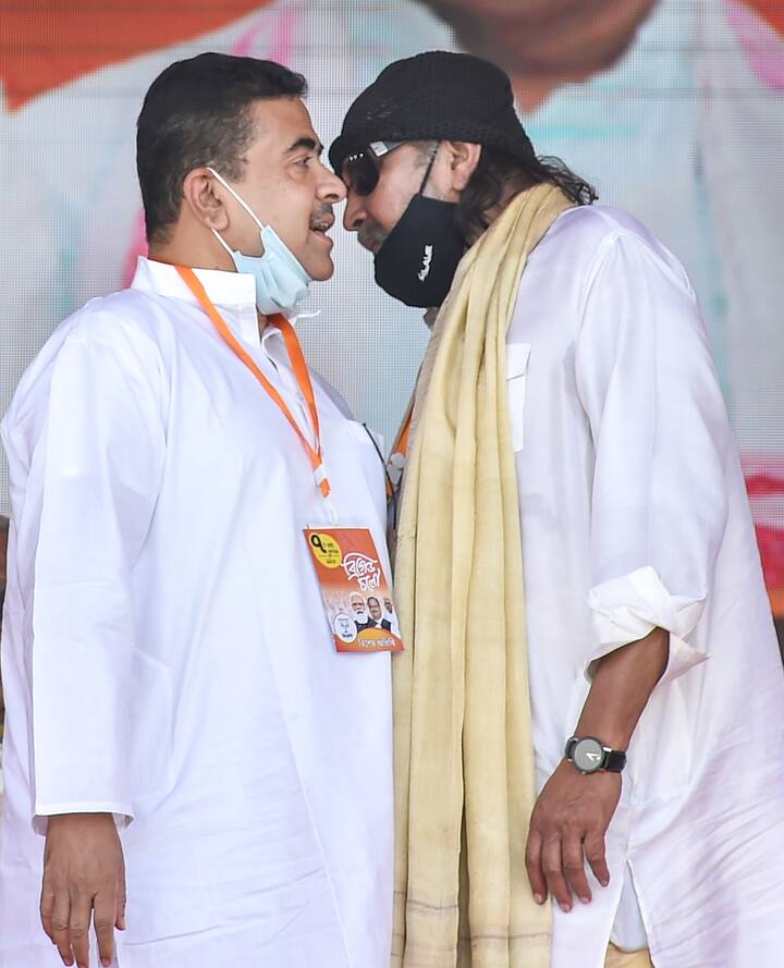 নরেন্দ্র মোদির ব্রিগেড সমাবেশে বিজেপিতে যোগ দিলেন মিঠুন চক্রবর্তী। শুক্রবার থেকে তিনি প্রচারে নামতে পারেন। এদিকে, প্রাক্তন তৃণমূল সাংসদ মিঠুনের বিজেপিতে যোগদান ঘিরে তুঙ্গে রাজনৈতিক তরজার পারদ।