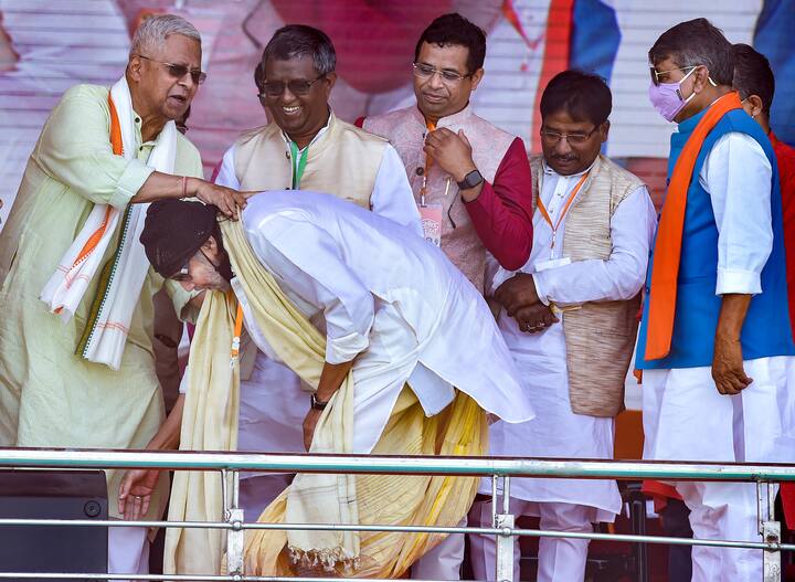 মিঠুন চক্রবর্তী বলেন, ‘মানুষের ভালবাসাই আমায় এখানে এনেছে। সব কিছু উল্টে-পাল্টে যাবে। বাংলার মানুষের জন্য জীবনের শেষদিন পর্যন্ত লড়ব’।