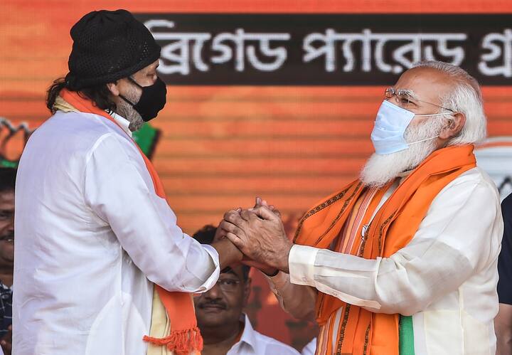 বিজেপি সূত্রে দাবি, ব্রিগেডে সমাবেশ শেষ হওয়ার পর গ্রিনরুমে মিঠুন চক্রবর্তীর সঙ্গে বেশ কিছুক্ষণ কথা হয় নরেন্দ্র মোদির।
