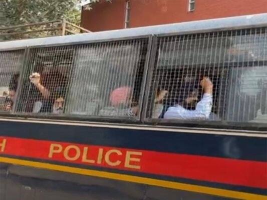 ਬਜਟ ਤੋਂ ਪਹਿਲਾਂ ਵਿਧਾਨ ਸਭਾ ਬਾਹਰ ਪ੍ਰਦਰਸ਼ਨ ਕਰ ਰਹੇ ਅਕਾਲੀ ਵਿਧਾਇਕਾਂ ਨੂੰ ਪੁਲਿਸ ਨੇ ਹਿਰਾਸਤ 'ਚ ਲਿਆ