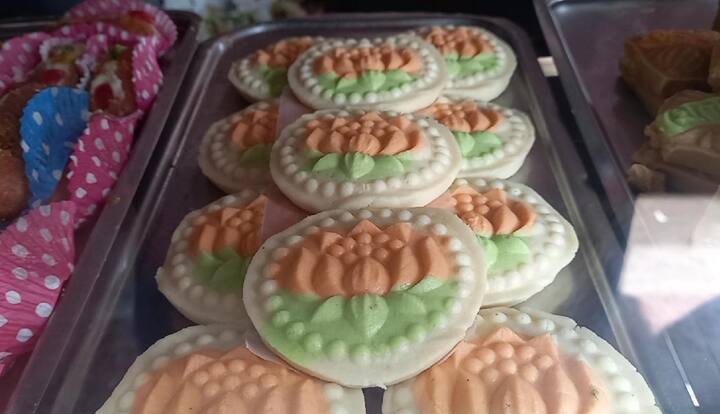 তৃণমূলের জোড়া ফুল, বিজেপির পদ্মফুল আর খেলা হবে সন্দেশ নিয়ে এবার বাজার ধরার খেলায় মিষ্টান্ন ব্যবসায়ীরা।