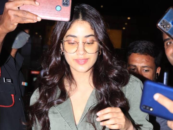Roohi Release Date Actress Janhvi Kapoor Manager Gets Angry As Fan Tries To Click Selfie WATCH: Janhvi Kapoor’s Manager Gets Angry As Fan Tries To Click Selfie With The ‘Roohi’ Star