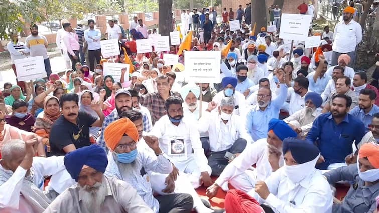 Mangda hai Punjab Captain Ton Hisab SAD Protests against Captain Government in Bathinda 'ਮੰਗਦਾ ਹੈ ਪੰਜਾਬ ਕੈਪਟਨ ਤੋਂ ਹਿਸਾਬ', ਅਕਾਲੀ ਦਲ ਦੇ ਕੈਪਟਨ ਤੇ ਵਿੱਤ ਮੰਤਰੀ ਨੂੰ ਸੁਆਲ