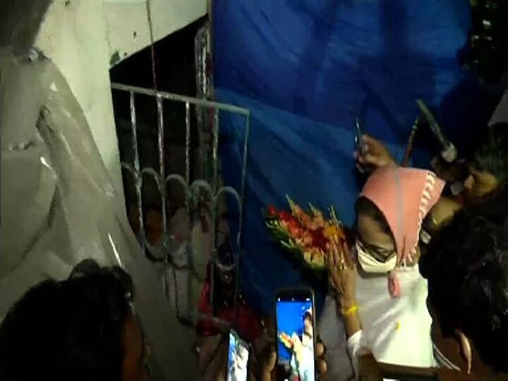 সেখান থেকে নন্দীগ্রামের সামশেরাবাদে একটি মাজারে যান। সেখানে শ্রদ্ধা জানান মমতা বন্দ্যোপাধ্যায়।