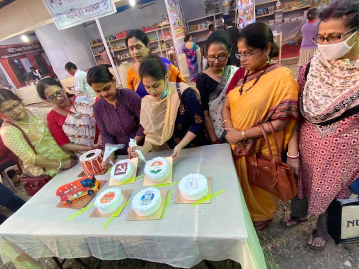 ইচ্ছে করলেই সাড়ে তিনশো থেকে চারশো টাকা খরচ করলে বাড়ি নিয়ে যেতে পারেন কেষ্টদার ঢাক অথবা বিজেপির পরিবর্তন যাত্রার রথ কেক। উদ্যোক্তাদের দাবি, রাজনীতির জটিলতার মাঝে একটু বিনোদনের সন্ধানে এঅ আয়োজন। - অর্ণব মুখোপাধ্যায়