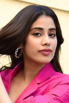 ‘রুহি’-র প্রচারে জাহ্নবী কপূর, ‘সাইনা’-য় পরিণীতি চোপড়া