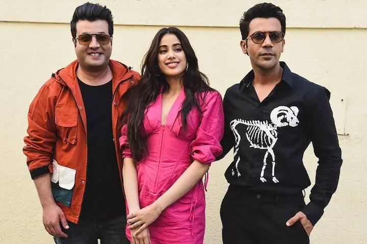 জাহ্নবীকে এরপর দেখা যাবে ‘দোস্তানা ২’ ছবিতে। তাঁর বিপরীতে এই ছবিতে অভিনয় করেছেন কার্তিক আরিয়ান। ছবি সৌজন্যে এএফপি