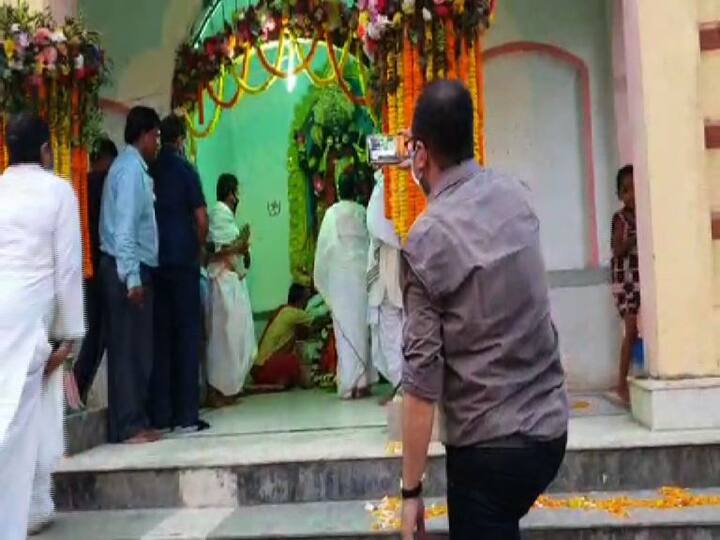 সেখান থেকে যান পাশের কালীমন্দিরেও। সেখানেও পুজো দেন।