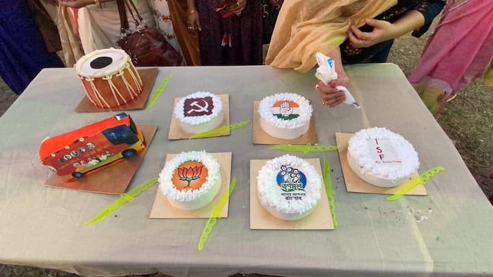 আগের বিধানসভা নির্বাচনের সময় বীরভূম জেলা তৃণমূল সভাপতি অনুব্রত মণ্ডল হুঁশিয়ারি দিয়েছিলেন, নির্বাচনে চড়াম চড়াম শব্দে ঢাক বাজবে। কেকের প্রদর্শনীতে রয়েছে সেই ঢাকের আদলে তৈরি চকলেট কেক।