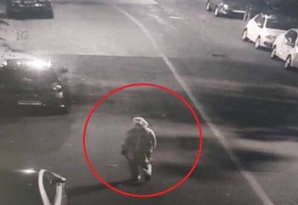 Suspect wearing PPE kit appeared near Scorpio car in CCTV in Antilia explosives case એન્ટિલિયા વિસ્ફોટક કેસમાં CCTVમાં સ્કોર્પિયો પાસે દેખાયો PPE કિટ પહેરેલો શંકાસ્પદ વ્યક્તિ