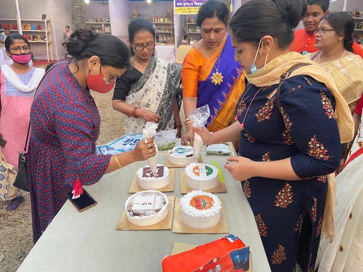 বাইপাসের ধারে বিধান শিশু উদ্যানে এ ধরনের কেকের প্রদর্শনী আয়োজিত হল।