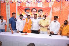 अॅट्रासिटीच्या गुन्ह्यात फरार असलेल्या परभणीच्या सरपंचाचा शिवसेनेत प्रवेश