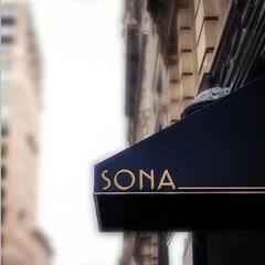 બૉલીવુડની આ હૉટ એક્ટ્રેસે ન્યૂયોર્કમાં શરૂ કરી ભારતીય રેસ્ટૉરન્ટ, પતિ સાથે કરી પૂજા, જુઓ તસવીરો