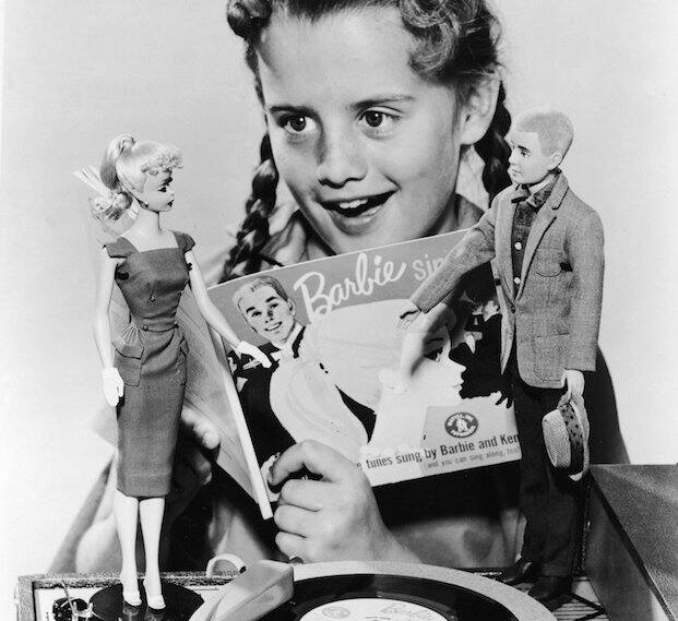 बार्बी आज जगातील अनेक मुलींची सखी झाली आहे. जगप्रसिद्ध असलेली बाहुली सर्वप्रथम 9 मार्च 1959 मध्ये मॅटेल या कंपनीद्वारे बाजारात आली.