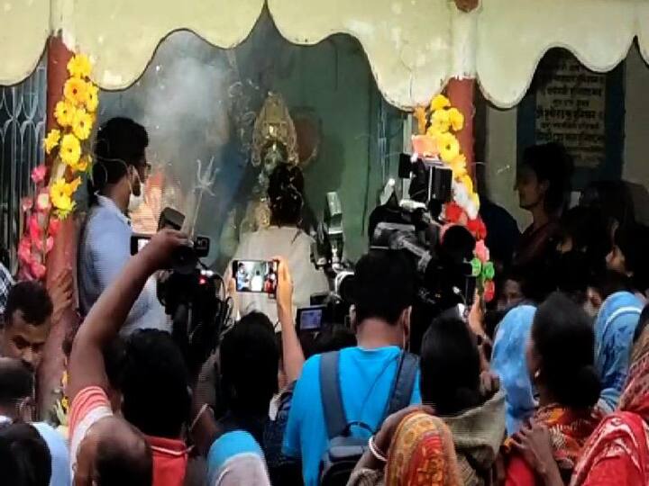 সেখান থেকে নন্দীগ্রামের চণ্ডী মা-র মন্দিরে যান তৃণমূলনেত্রী। সেখানেও পুজো দেন।