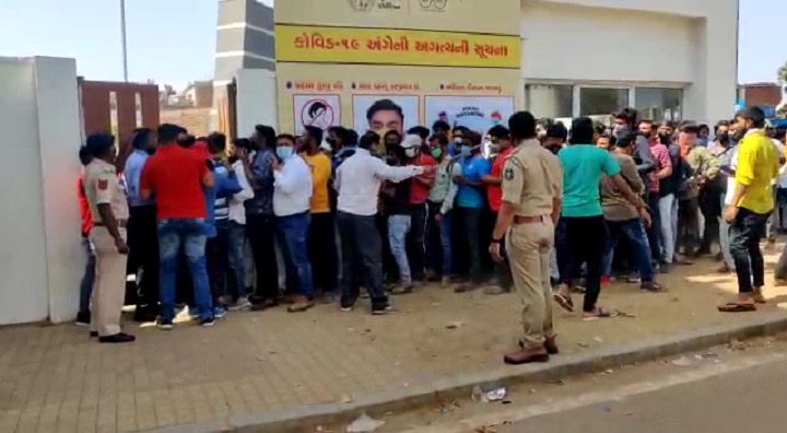 Ahmedabad : નરેન્દ્ર મોદી સ્ટેડિયમ બહાર ભીડ થતાં ક્રિકેટ ચાહકોને પોલીસે એટલા માર્યા કે લાકડી તૂટી ગઈ