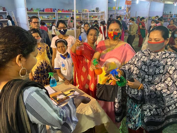 সেই রথের আদলে ও কেক বানানো হয়েছে। কেকটিকে দেখতে একটি বাসের মতো যার গায়ে বিজেপি নেতাদের ছবিও রয়েছে।