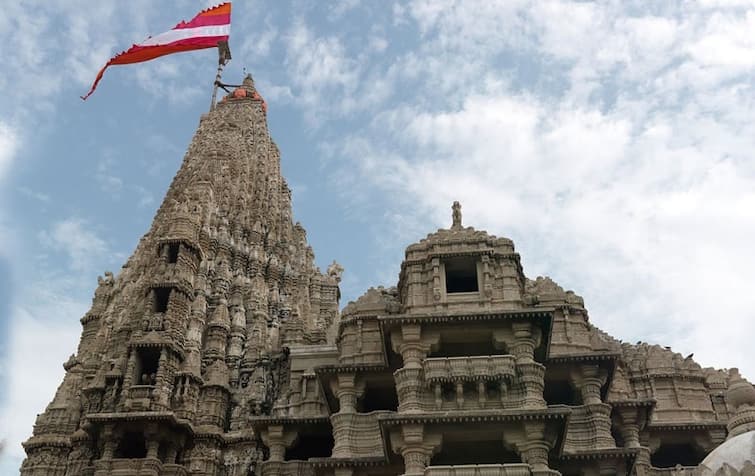 Know The Significance Of The 52 Yard Flag Hoisted At Dwarkadhish Temple Know The Significance Of The 52 Yard Flag Hoisted At Dwarkadhish Temple