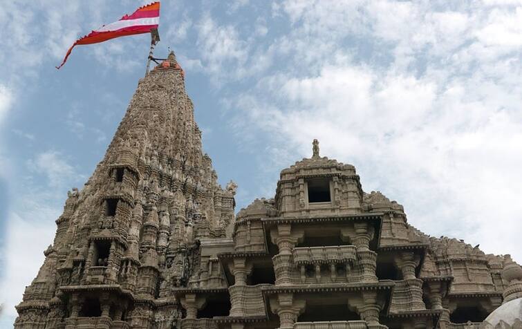 Hindu Temple: द्वारकाधीश मंदिर में दिन में 5 बार बदला जाता है ध्वज, जानें इससे जुड़ी रोचक बातें