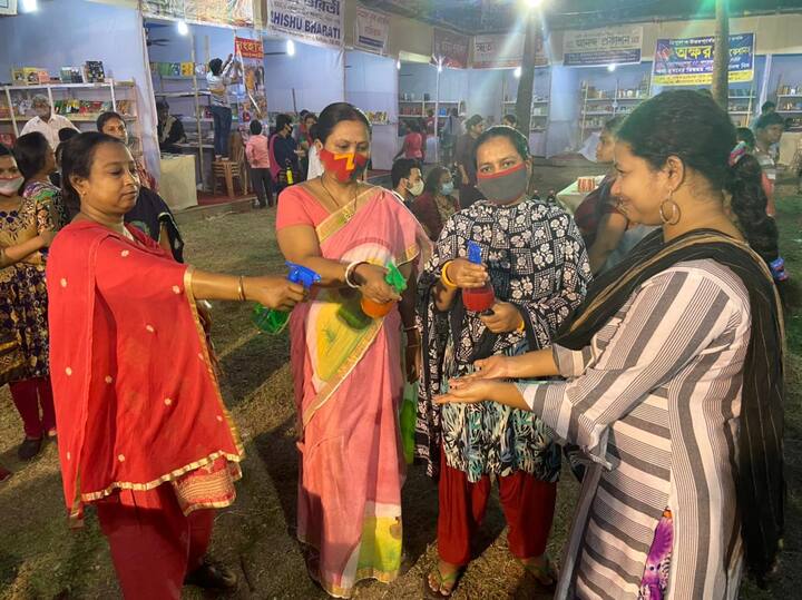 সব থেকে মজার বিষয়, তিন রঙের স্যানিটাইজার থাকছে বইমেলার প্রবেশপথে। ইচ্ছে করলেই যে কোনও রঙের স্যানিটাইজারে হাতকে জীবাণুমুক্ত করে নিতে পারেন।