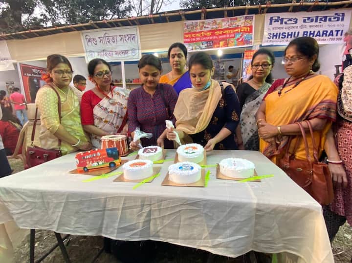 বিধানসভা নির্বাচনের আগে আয়োজিত এই বইমেলাতে কেকের পাশাপাশি থাকছে বিভিন্ন রাজনৈতিক দলের বই।