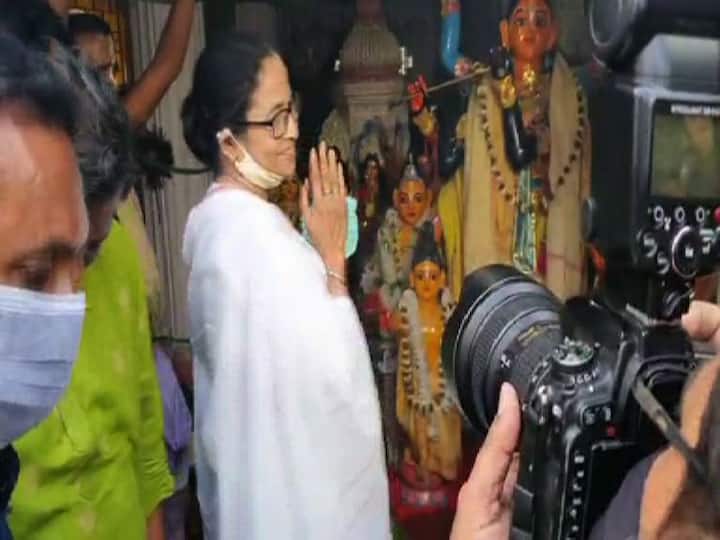 এরপর জানকীনাথের মন্দিরে গিয়েও পুজো দেন তিনি।