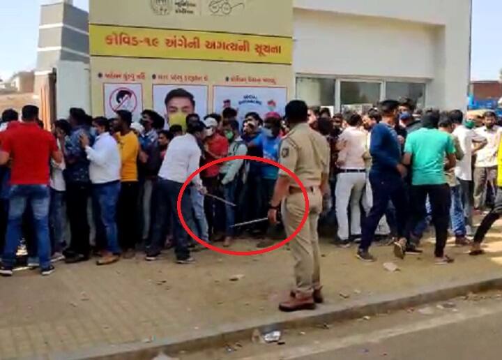 Gujarat Motera Police Uses Force People Outside Stadium Takes Action against crowd Ahmedabad : નરેન્દ્ર મોદી સ્ટેડિયમ બહાર ભીડ થતાં ક્રિકેટ ચાહકોને પોલીસે એટલા માર્યા કે લાકડી તૂટી ગઈ