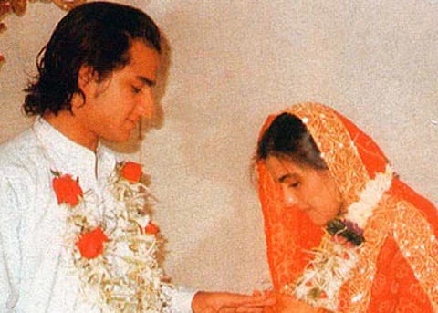 शेवटी 2004 मध्ये अमृता-सैफने घटस्फोट घेऊन आपले संबंध संपवले.