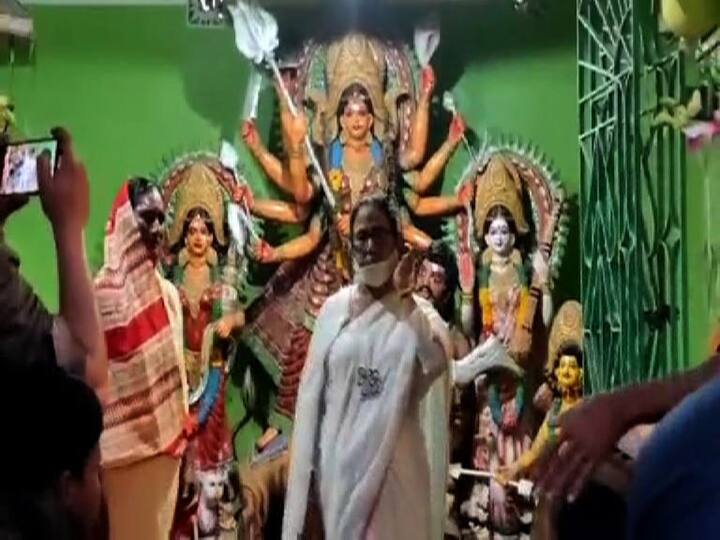 পরের গন্তব্য ছিল পাড়ুলবাড়ির  দুর্গামন্দির। সেখানেও পুজো দেন। পরে গৌড়মাতার মন্দিরে যান। সেখানে শ্রদ্ধা জানান মমতা বন্দ্যোপাধ্যায়।