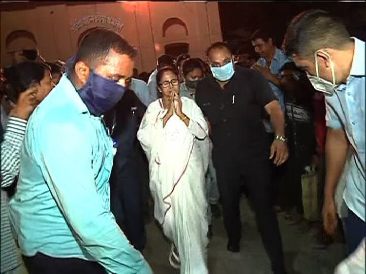 এরপর যান, নন্দীগ্রামের গোকুলনগরের অধিকারী পাড়ার শহিদবেদীতে। সেখানে শ্রদ্ধা জানান তিনি।