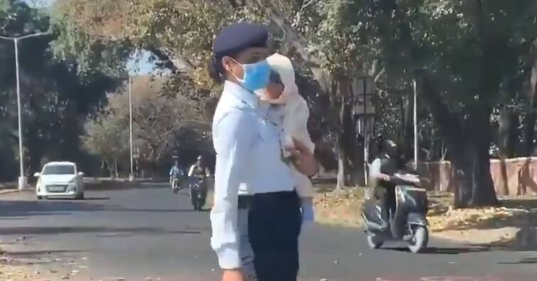 chandigargh woman constable seen with a baby at work கைக்குழந்தையோடு ட்ராபிக்கை சரிசெய்த போலீஸ்.. வைரலான வீடியோ