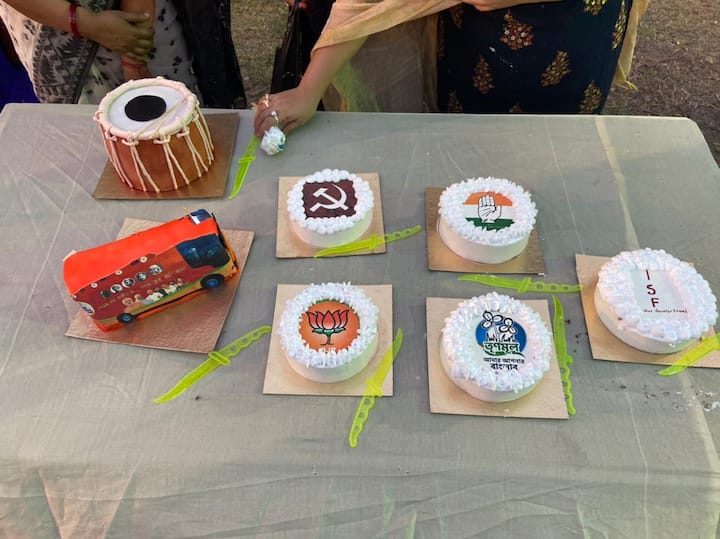 বিভিন্ন রাজনৈতিক দলের প্রতীক সম্বলিত কেক এখানে প্রদর্শিত হচ্ছে। বাম, কংগ্রেস, তৃণমূল, বিজেপি থেকে শুরু করে সদ্য রাজনীতির ময়দানে নামা আইএসএফের কেকও এখানে রয়েছে।