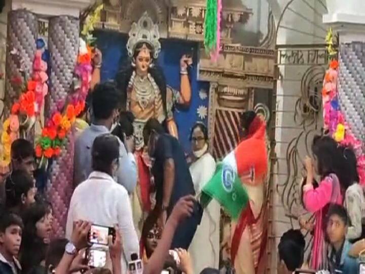 সেখান থেকে যান স্থানীয় মনসা মন্দিরে। সেখানেও পুজো দেন।