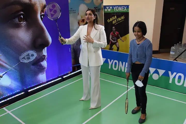 ছবির প্রচারে ব্যাডমিন্টন খেলতে দেখা গেল পরিণীতিকে। ছবি সৌজন্যে এএফপি