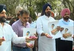 Bikram Majithia ਨੇ ਬਜਟ ਦੇ ਖਿਲਾਫ ਵਿਧਾਨ ਸਭਾ ਬਾਹਰ ਵੰਡੀਆਂ ਮਿੱਠੀਆਂ ਗੋਲੀਆਂ